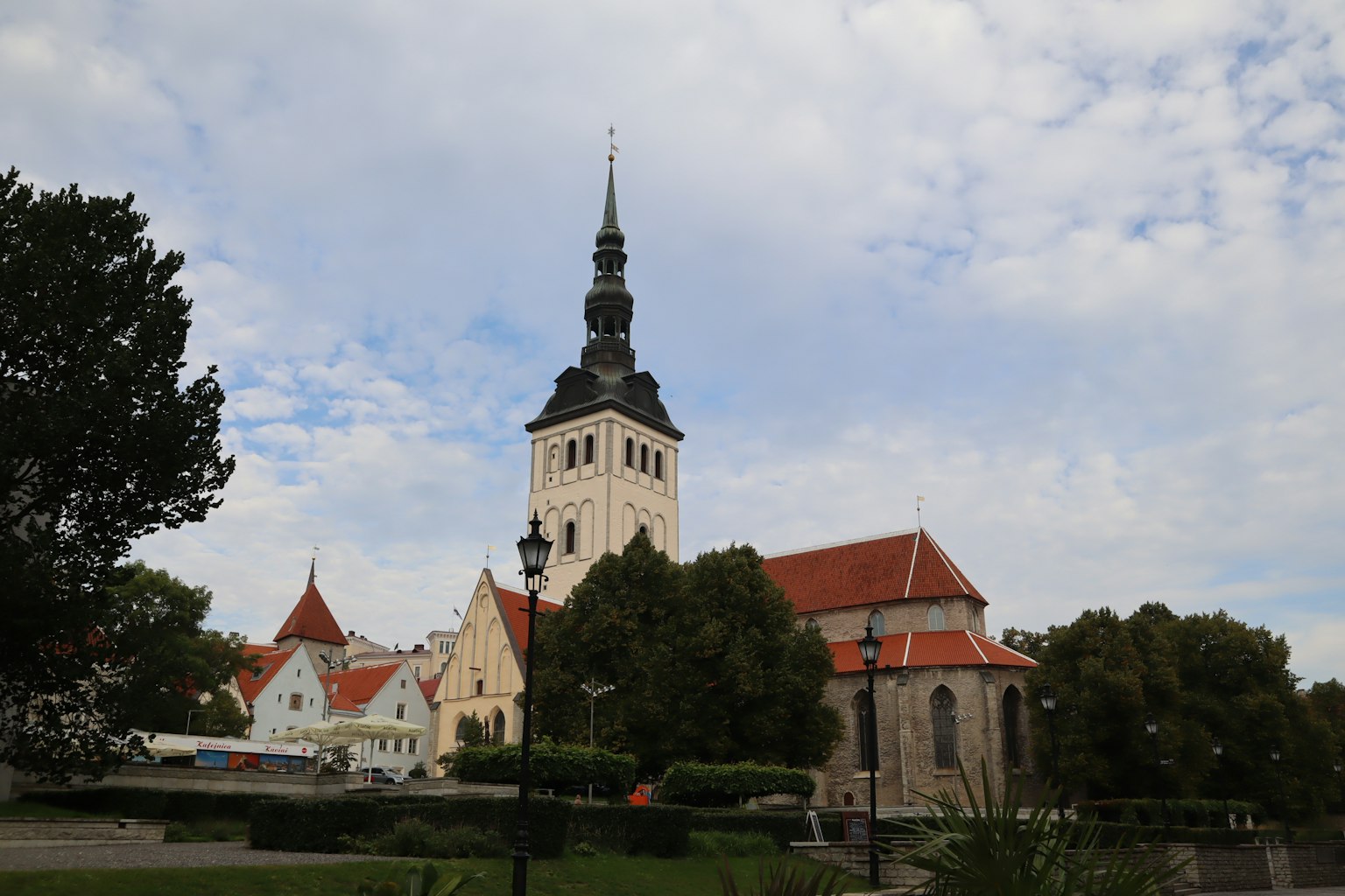 Historische Kirche mit hohem Turm und umliegenden Gebäuden