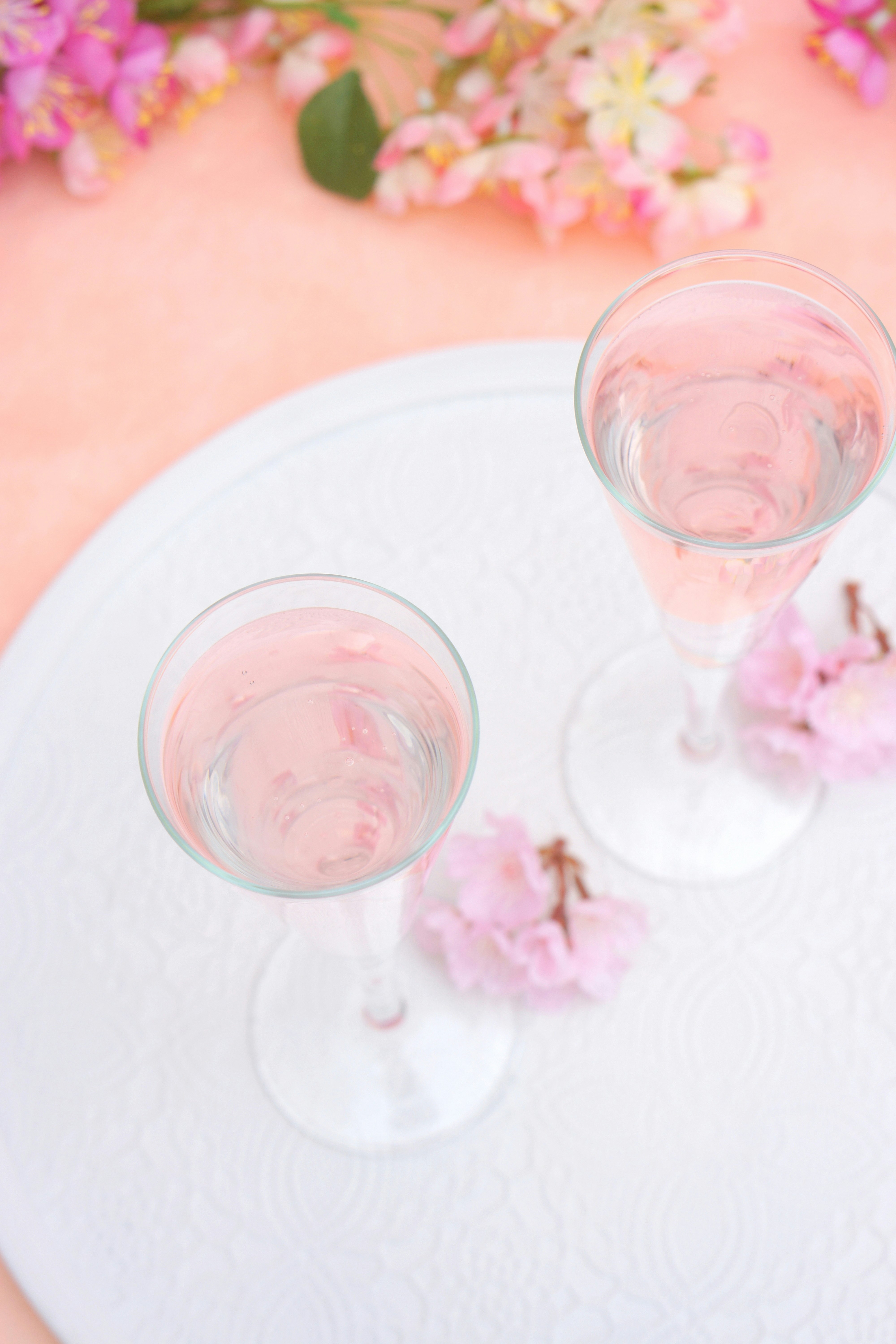 Tischdekoration mit rosa Blumen und Gläsern