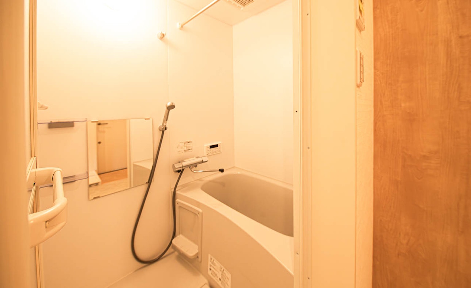 Helle Badezimmer mit Duschbereich und Badewanne