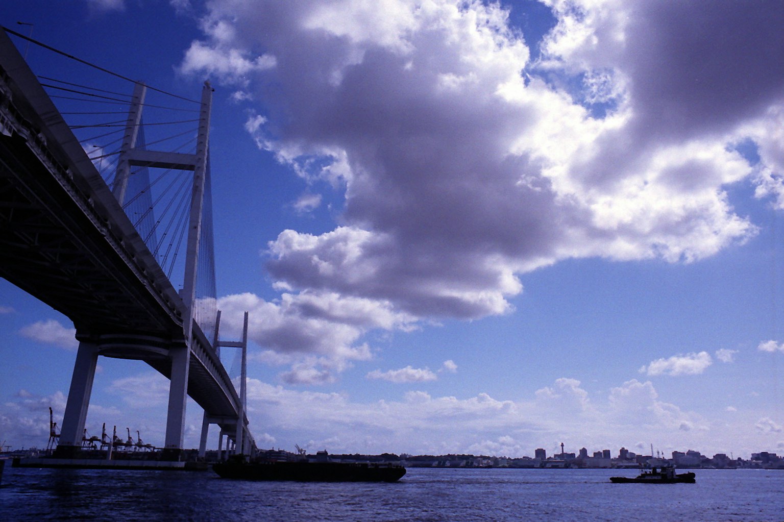 Cầu Yokohama dưới bầu trời xanh với mây