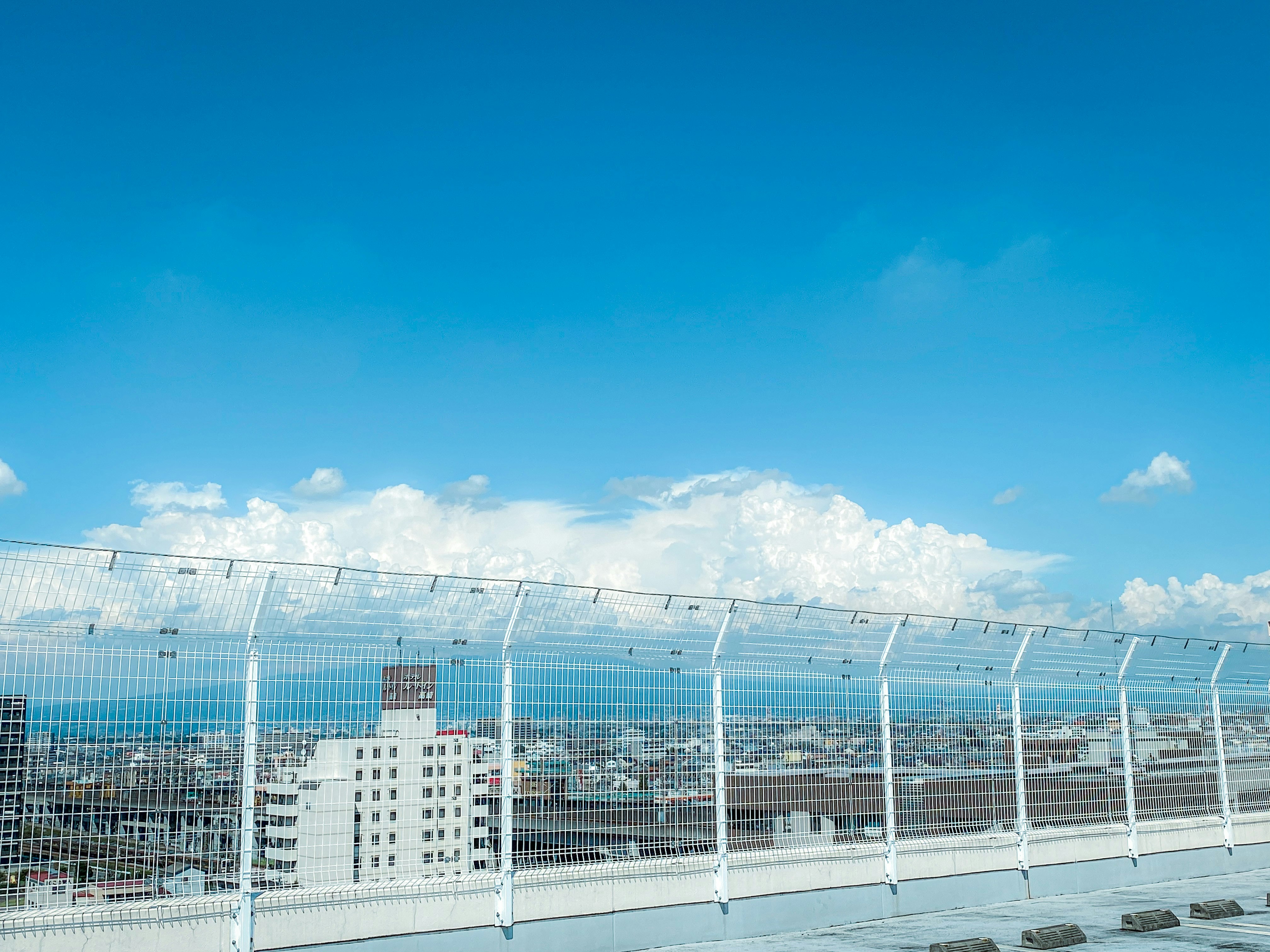 khung cảnh bên ngoài sân vận động và khán đài dưới bầu trời xanh