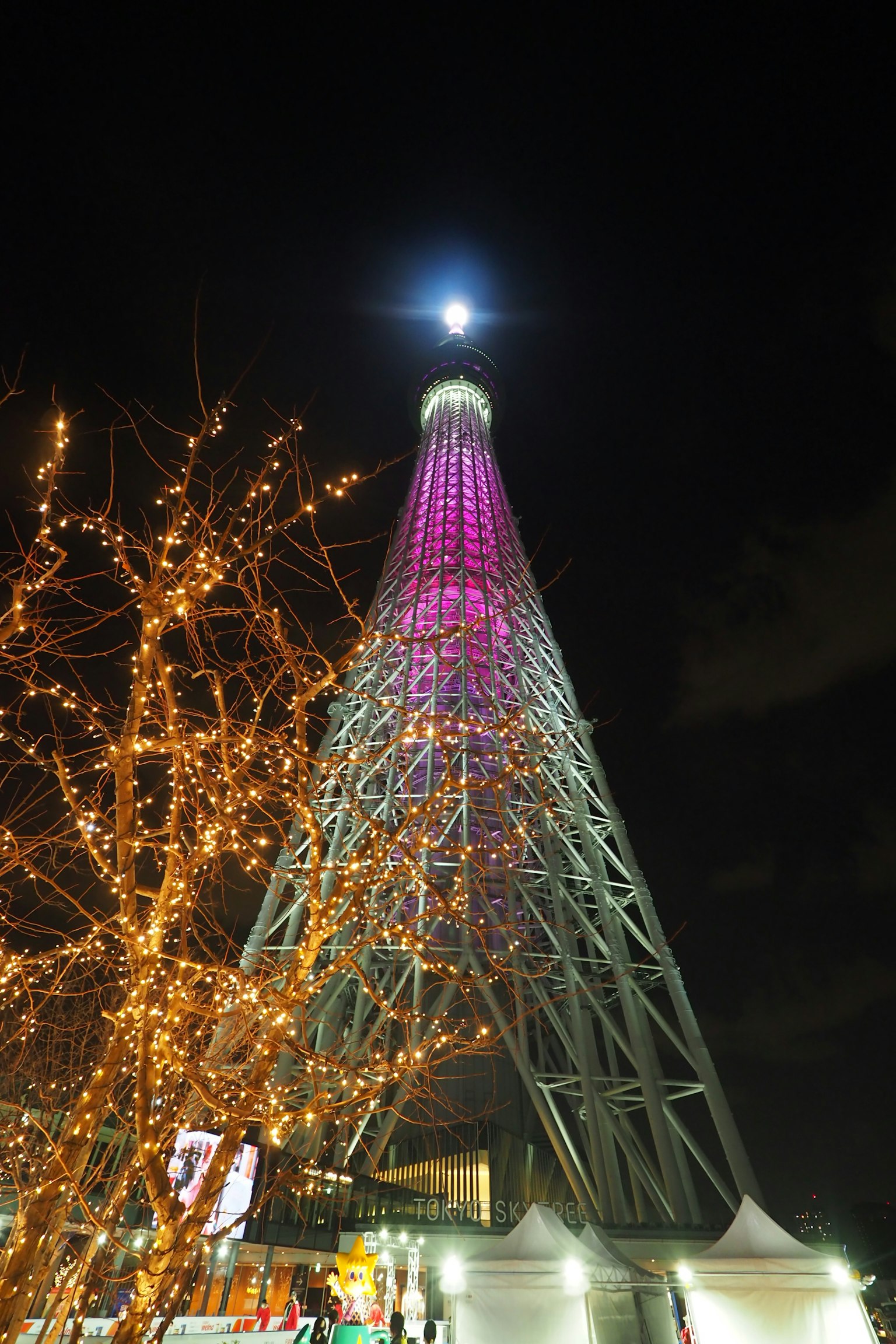 Tokyo Skytree illuminé en lumières roses la nuit