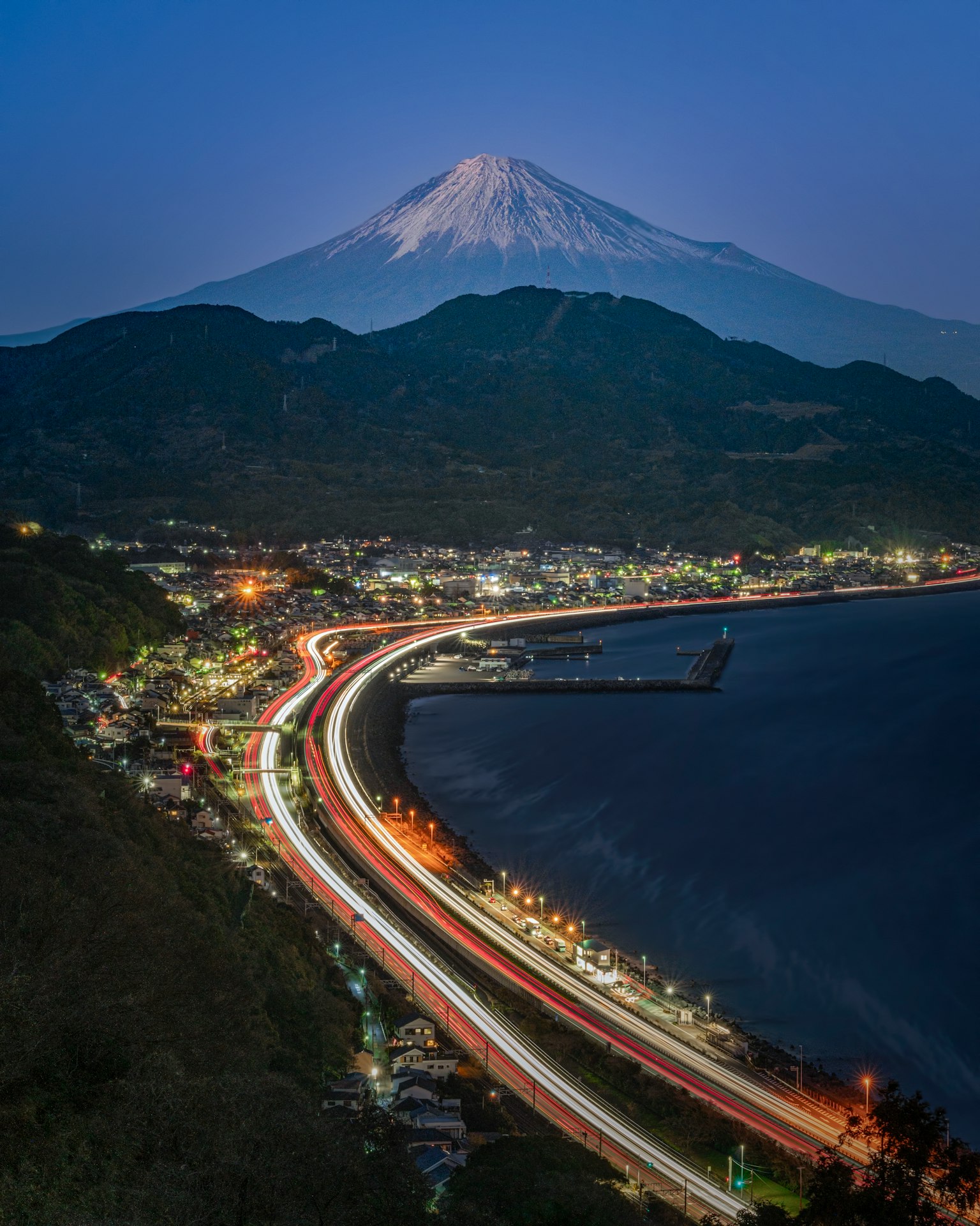 美麗的夜景，展示富士山和海岸公路