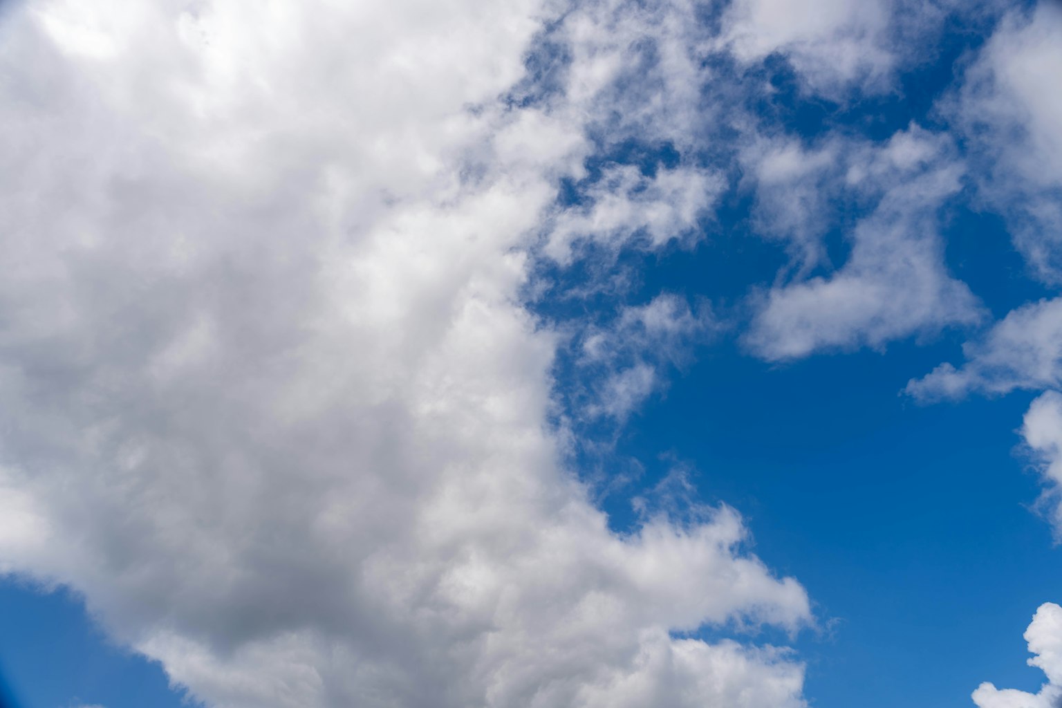 Cielo blu con nuvole bianche
