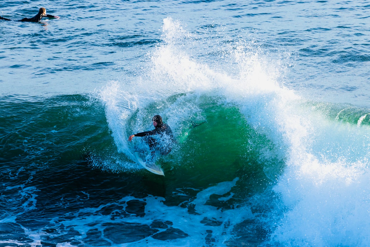 Un surfeur chevauchant une vague dans l'océan