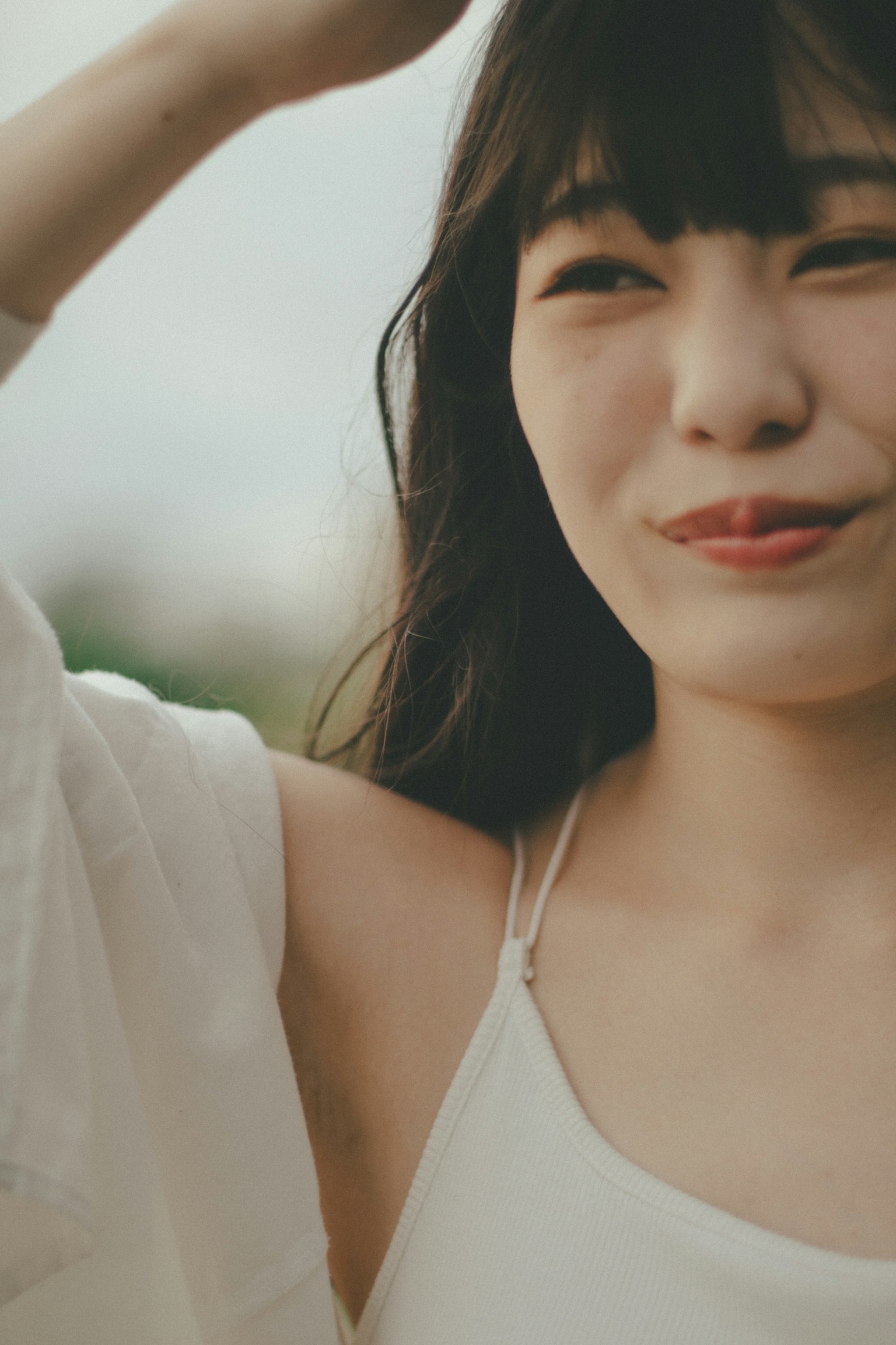 자연스러운 초상화에서 미소 짓고 있는 젊은 여성