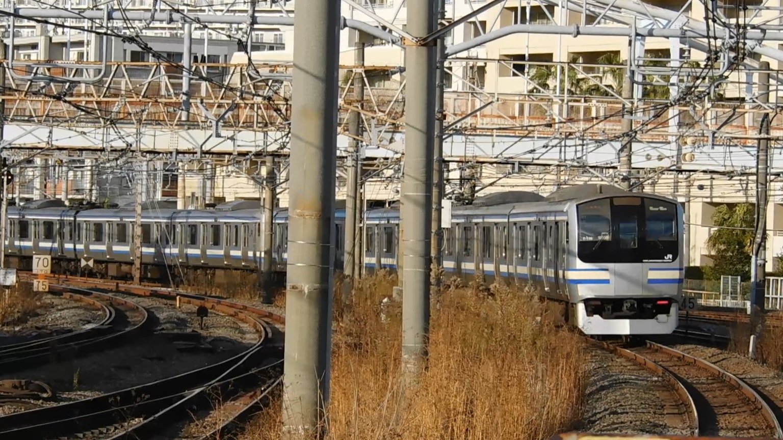 火車穿過城市景觀與架空電線