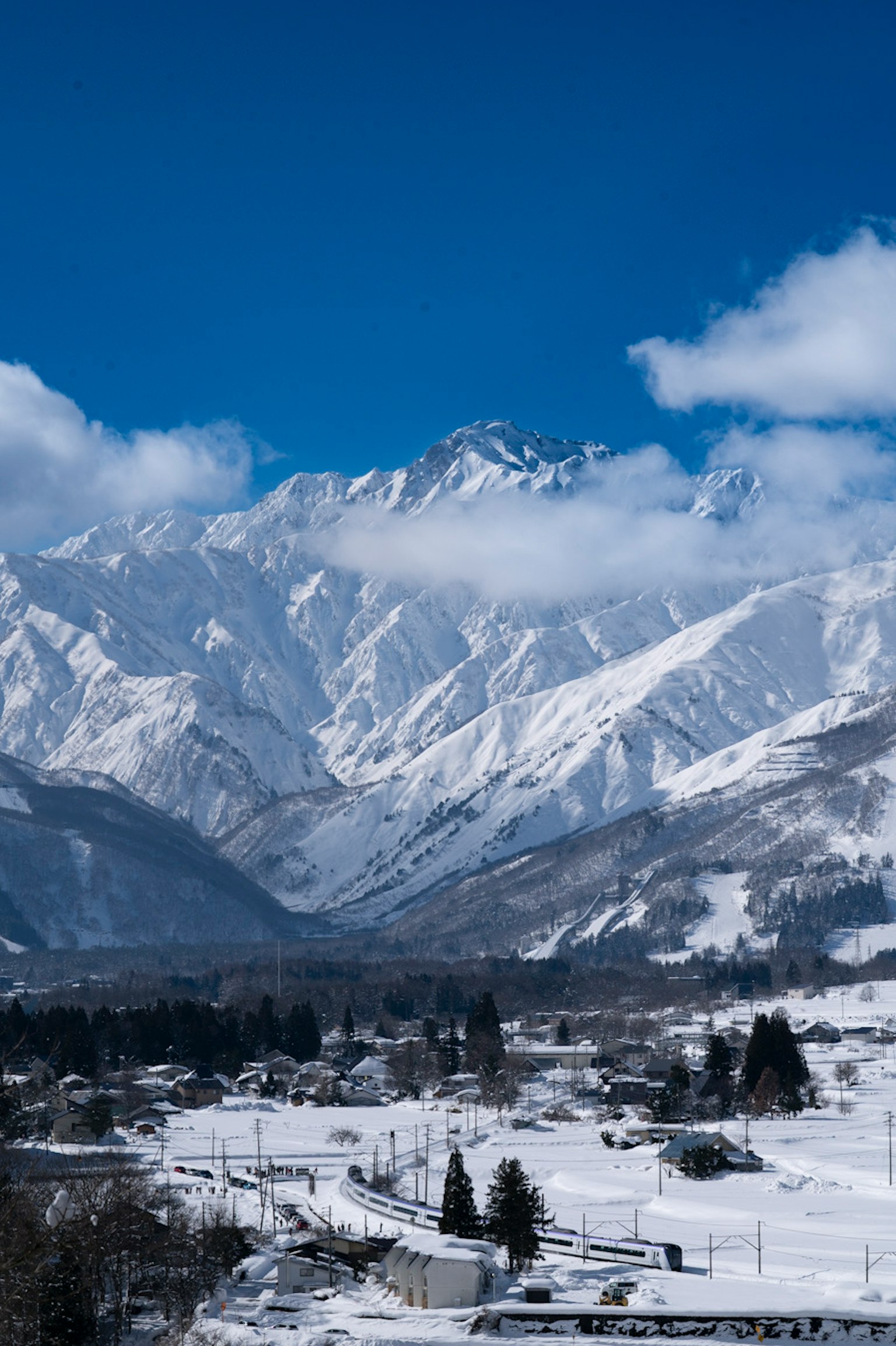 Schneebedeckte Berge unter einem klaren blauen Himmel