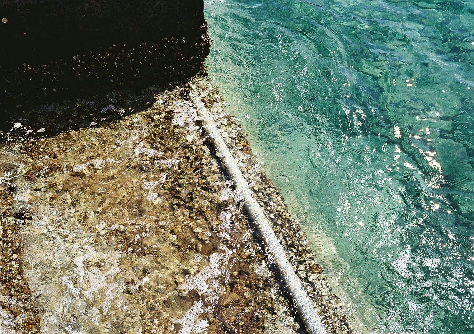 岩場の海岸線と砕ける波の水面