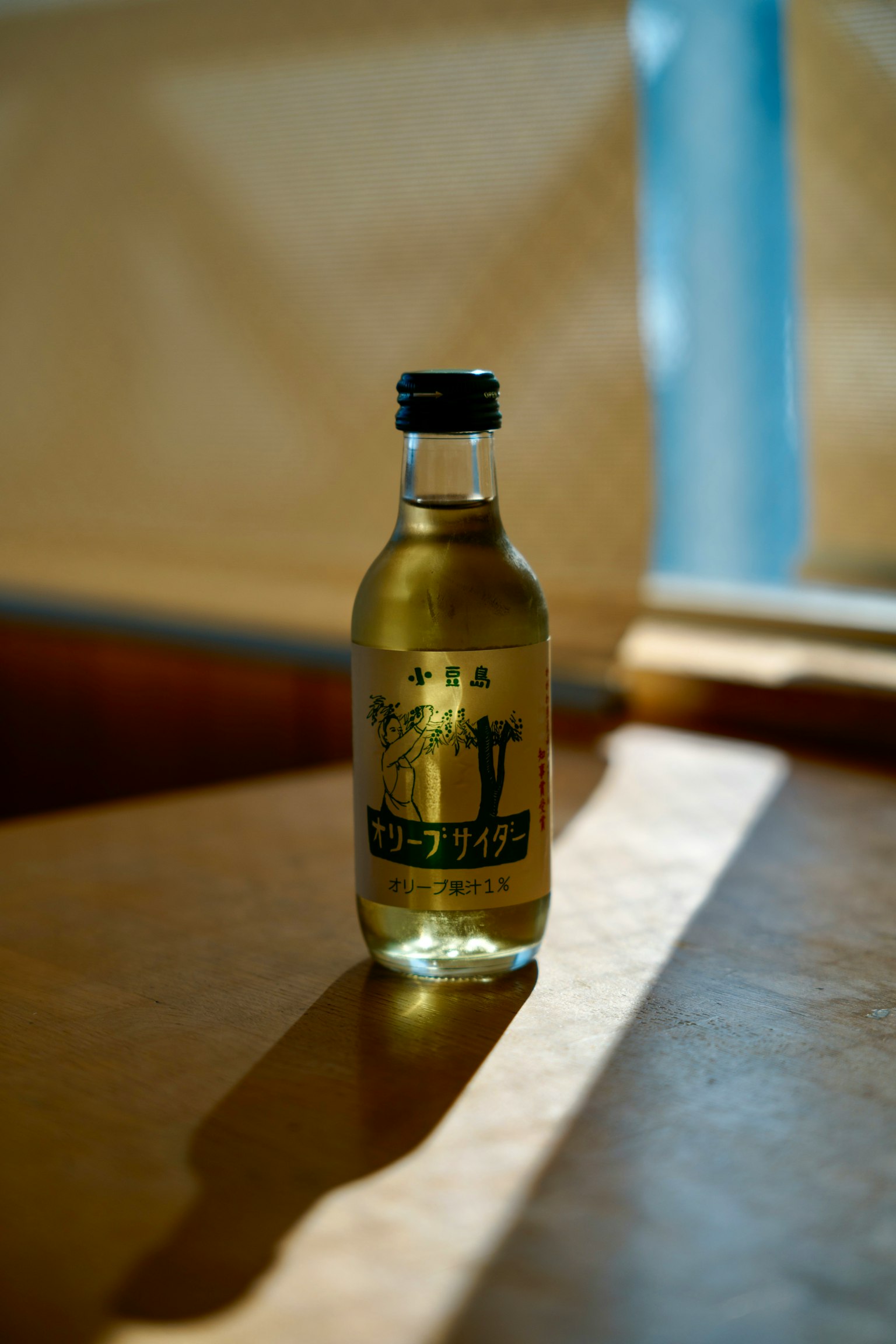 Eine grüne Getränkeflasche auf einem Holztisch