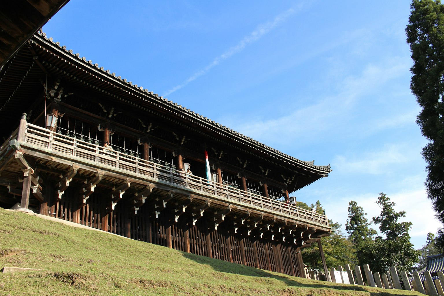 傳統日本寺廟在晴朗藍天下的獨特建築
