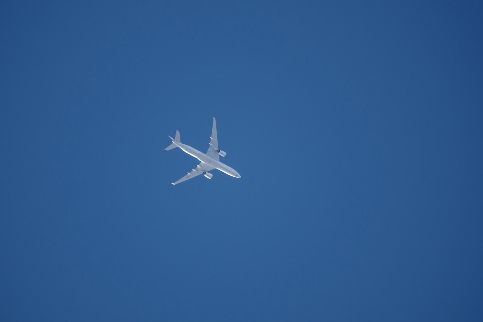 Avión volando en un cielo azul claro