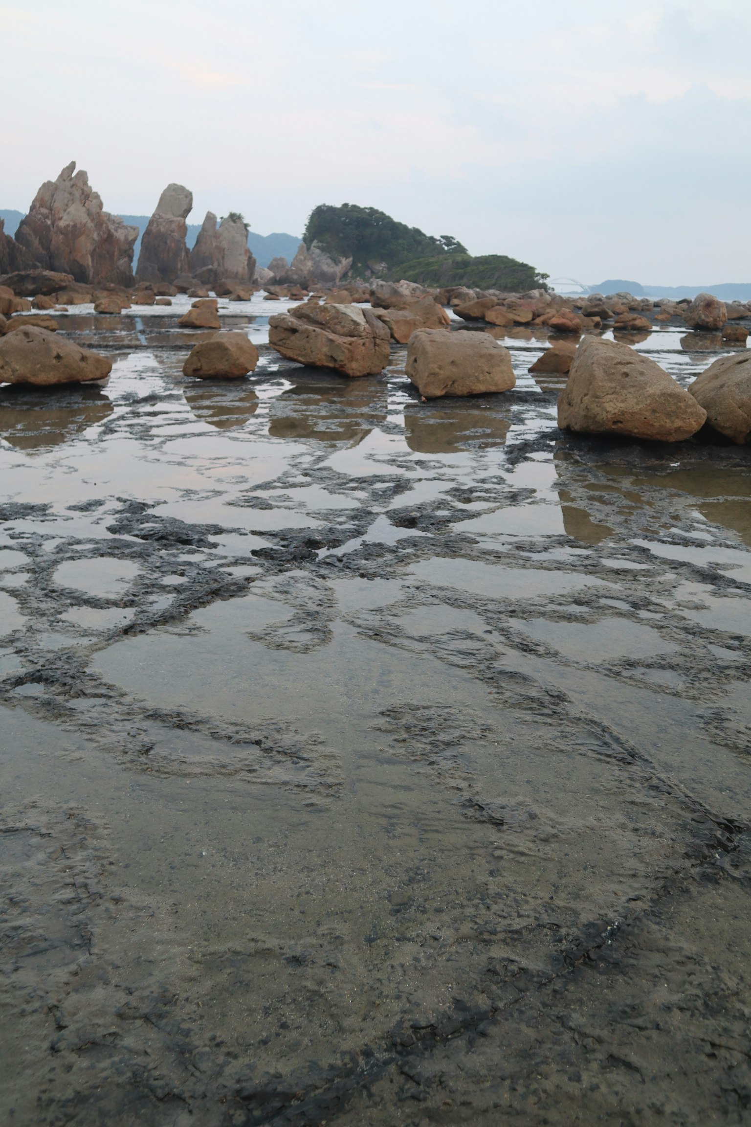 Scène côtière entourée de rochers avec des ondulations à la surface de l'eau