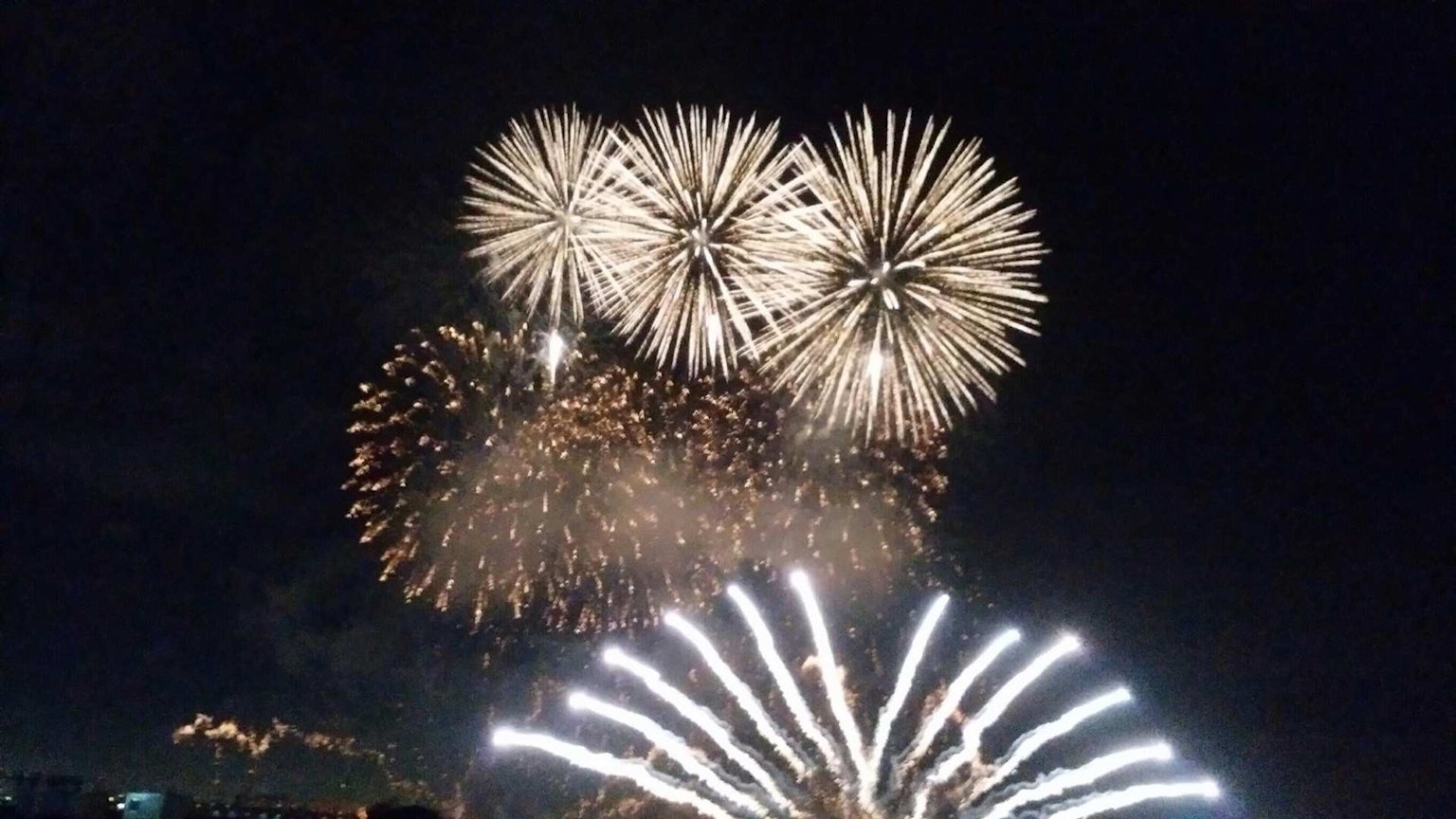 Un spectacle spectaculaire de feux d'artifice blancs illuminant le ciel nocturne