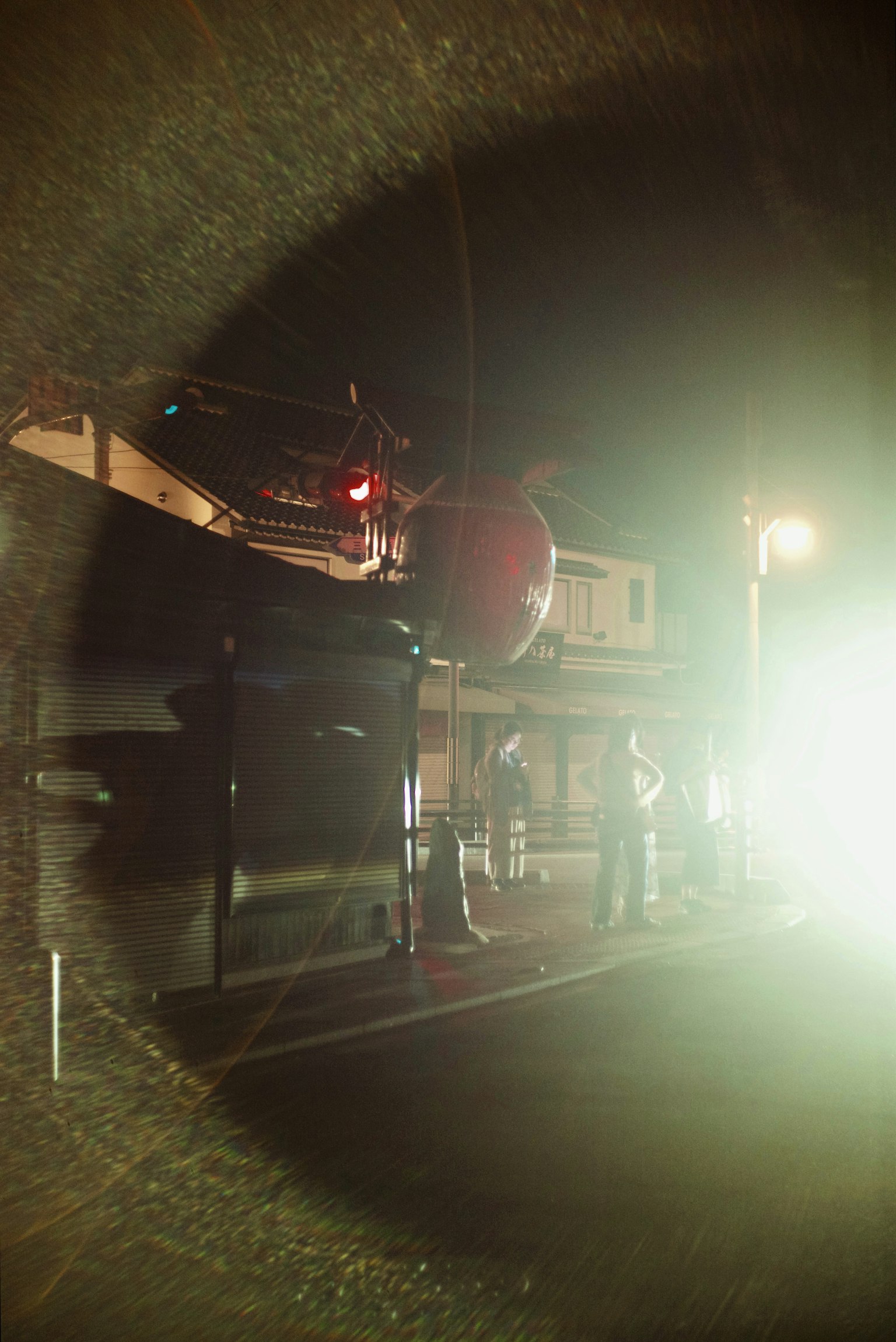 Trực thăng phát ra ánh sáng đỏ trong môi trường đô thị ban đêm