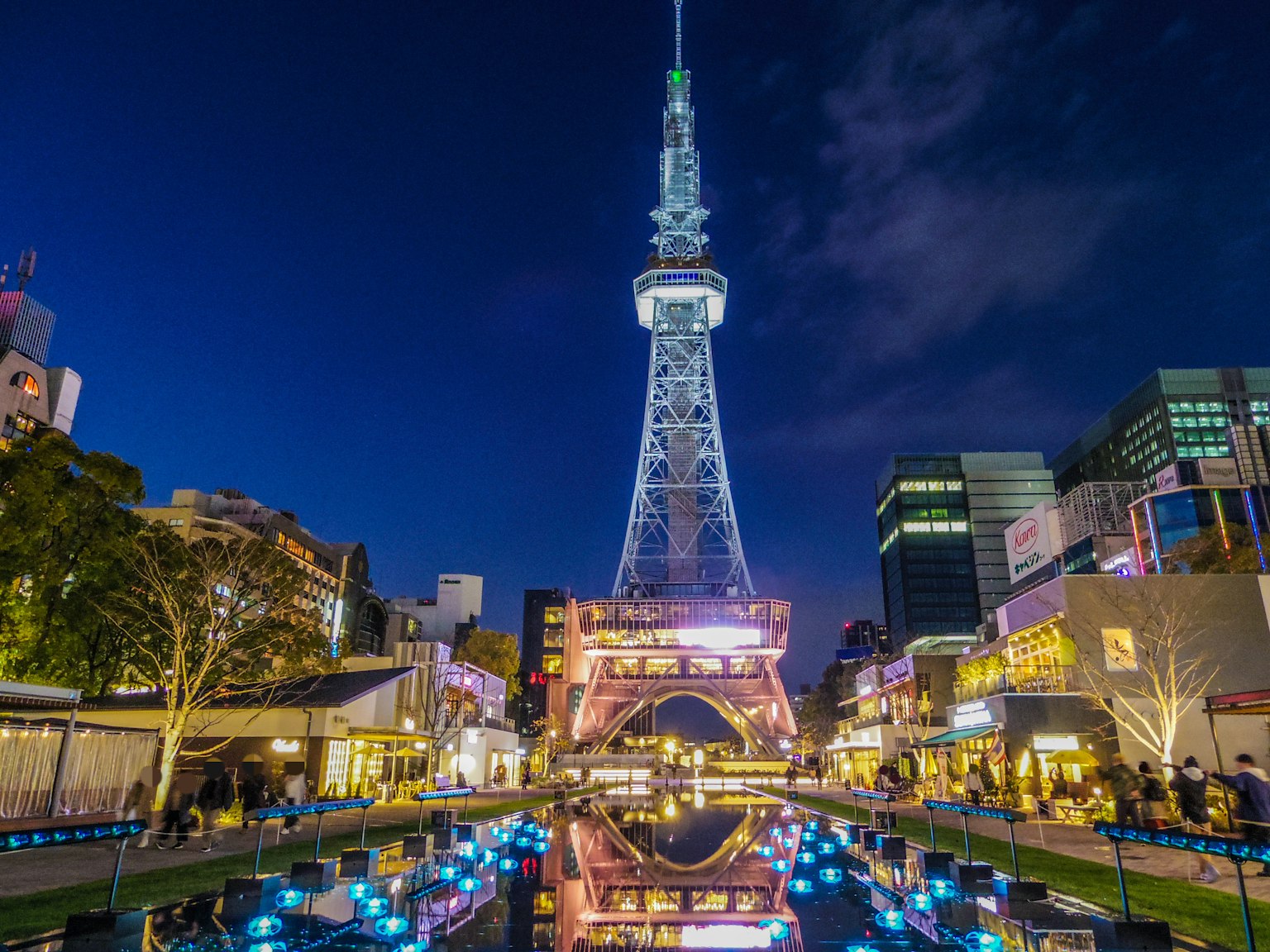 Tháp truyền hình Nagoya được chiếu sáng vào ban đêm với quảng trường sôi động và đèn màu