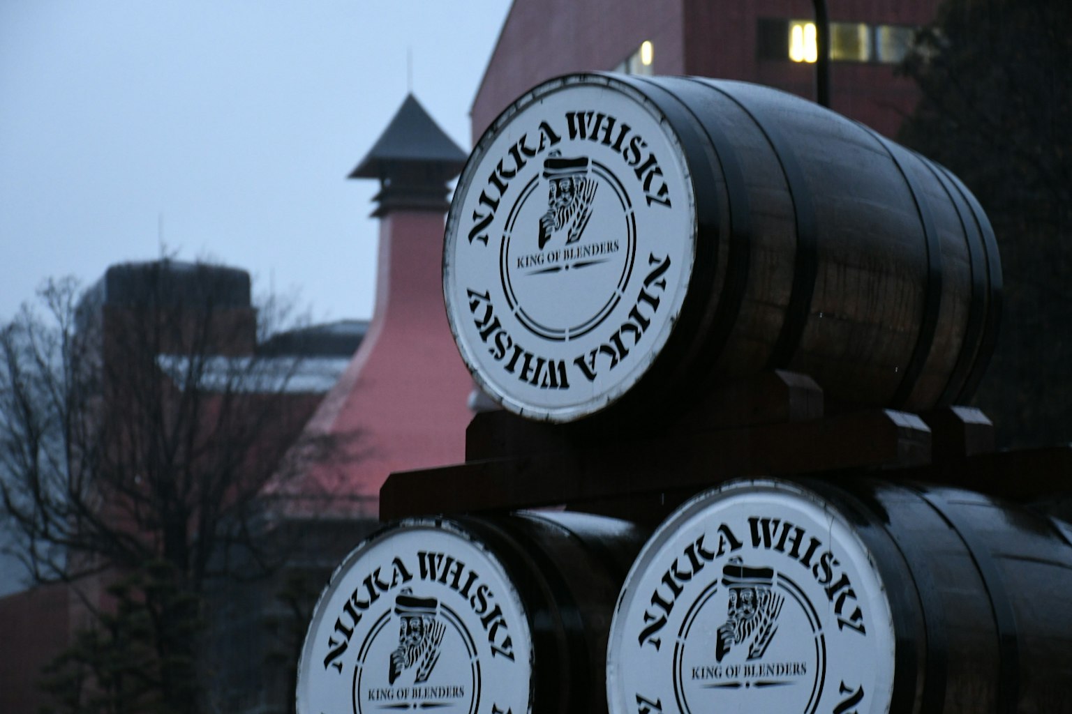 Nikka Whisky-Fässer, die in einer Außenumgebung gestapelt sind
