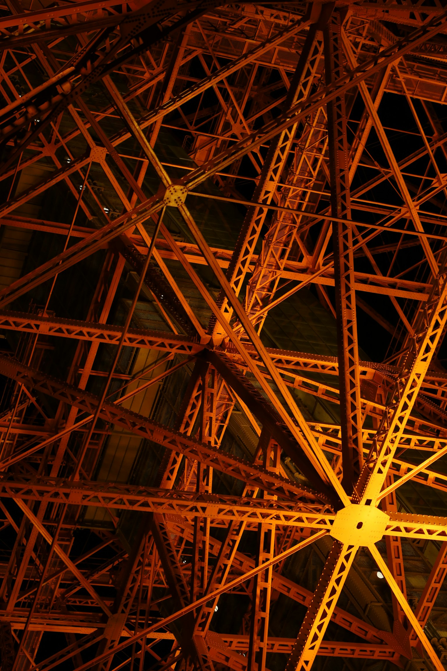 Gros plan de la structure interne de la Tour de Tokyo avec des treillis en acier orange
