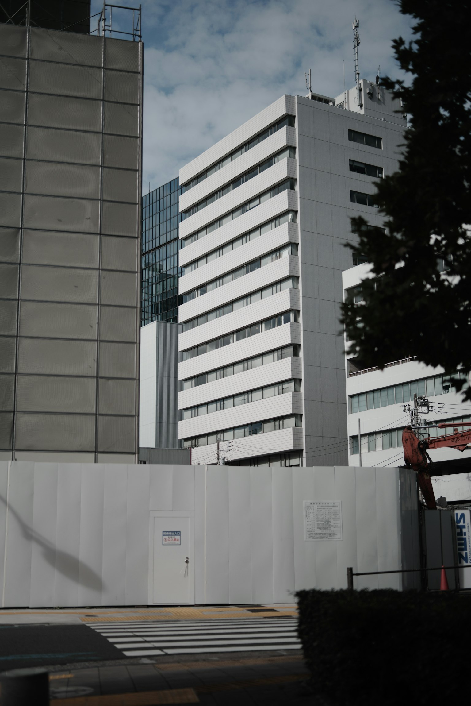 城市景观，白色建筑和灰色墙壁