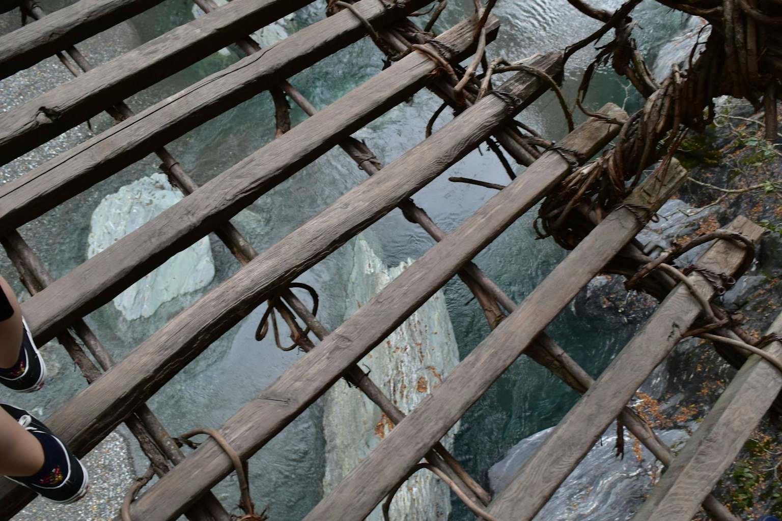 Struttura del ponte in legno con pavimento trasparente sopra l'acqua