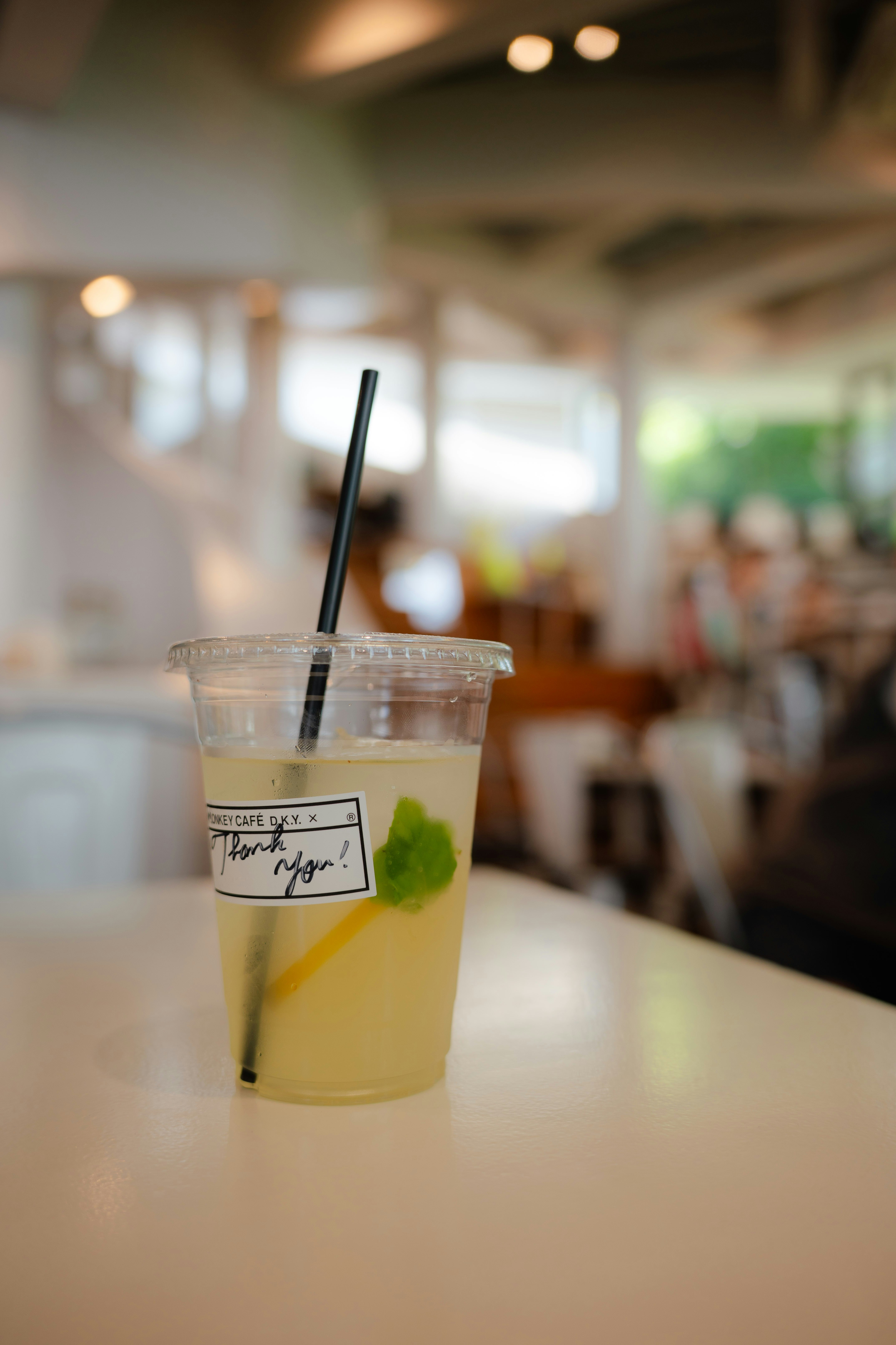 代官山のカフェで飲む冷たいレモネードのグラス