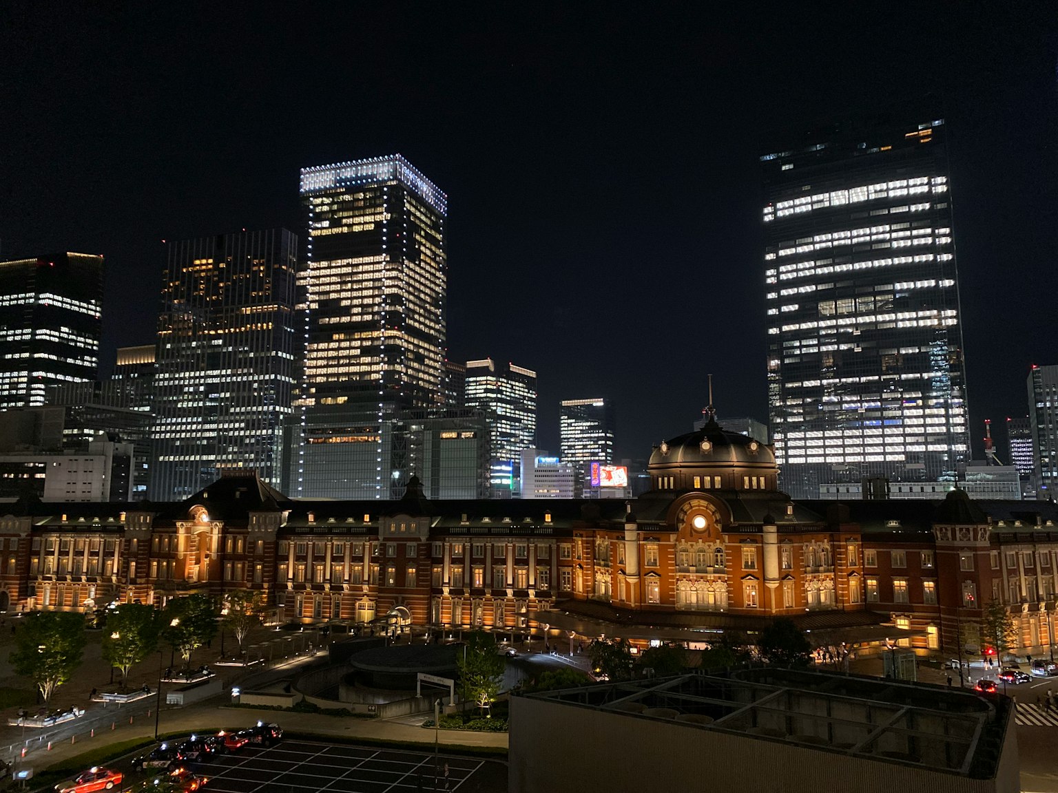 Hermoso contraste entre la estación de Tokio y los rascacielos por la noche