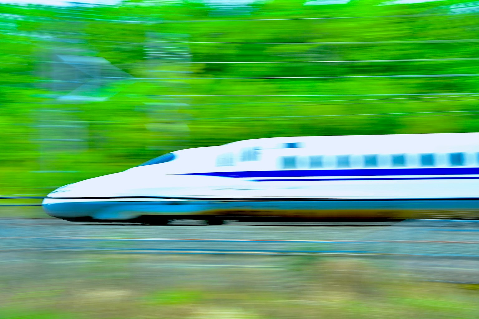 Treno ad alta velocità che si muove rapidamente in un paesaggio verde