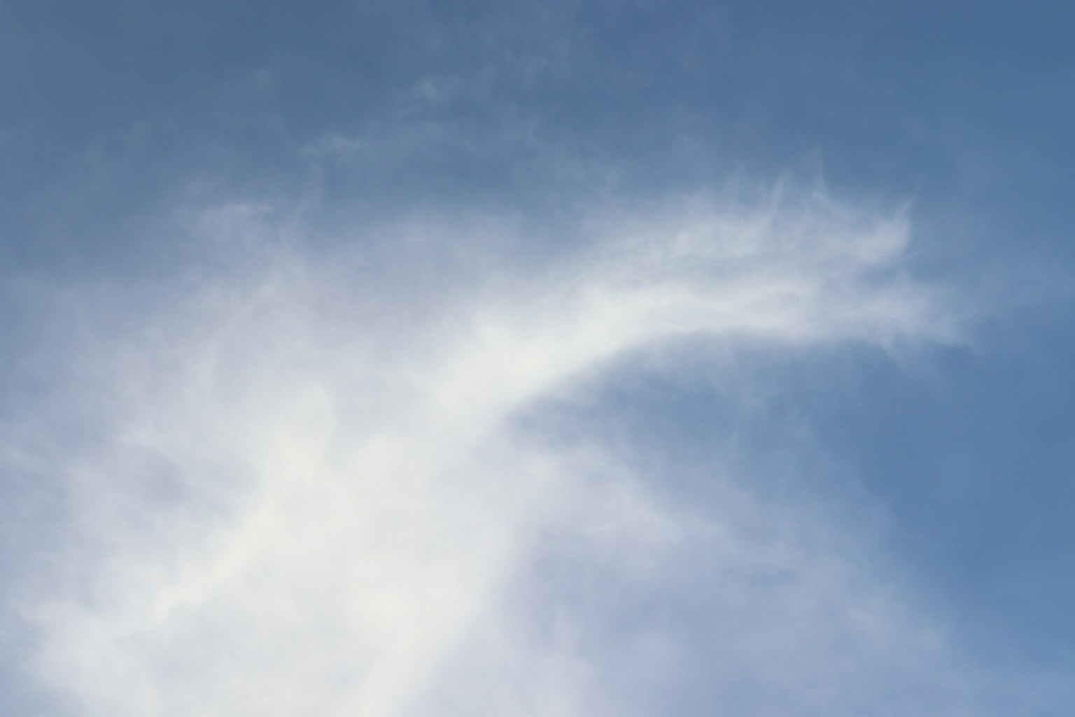 Une forme distincte de nuages blancs flottant dans un ciel bleu