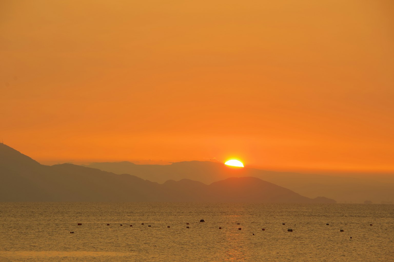 美丽的海景，夕阳落在地平线上