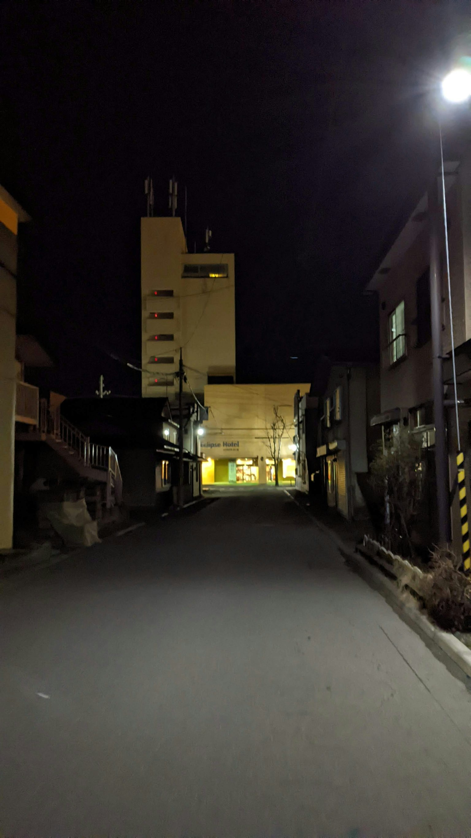 夜晚安靜的街道和建築輪廓