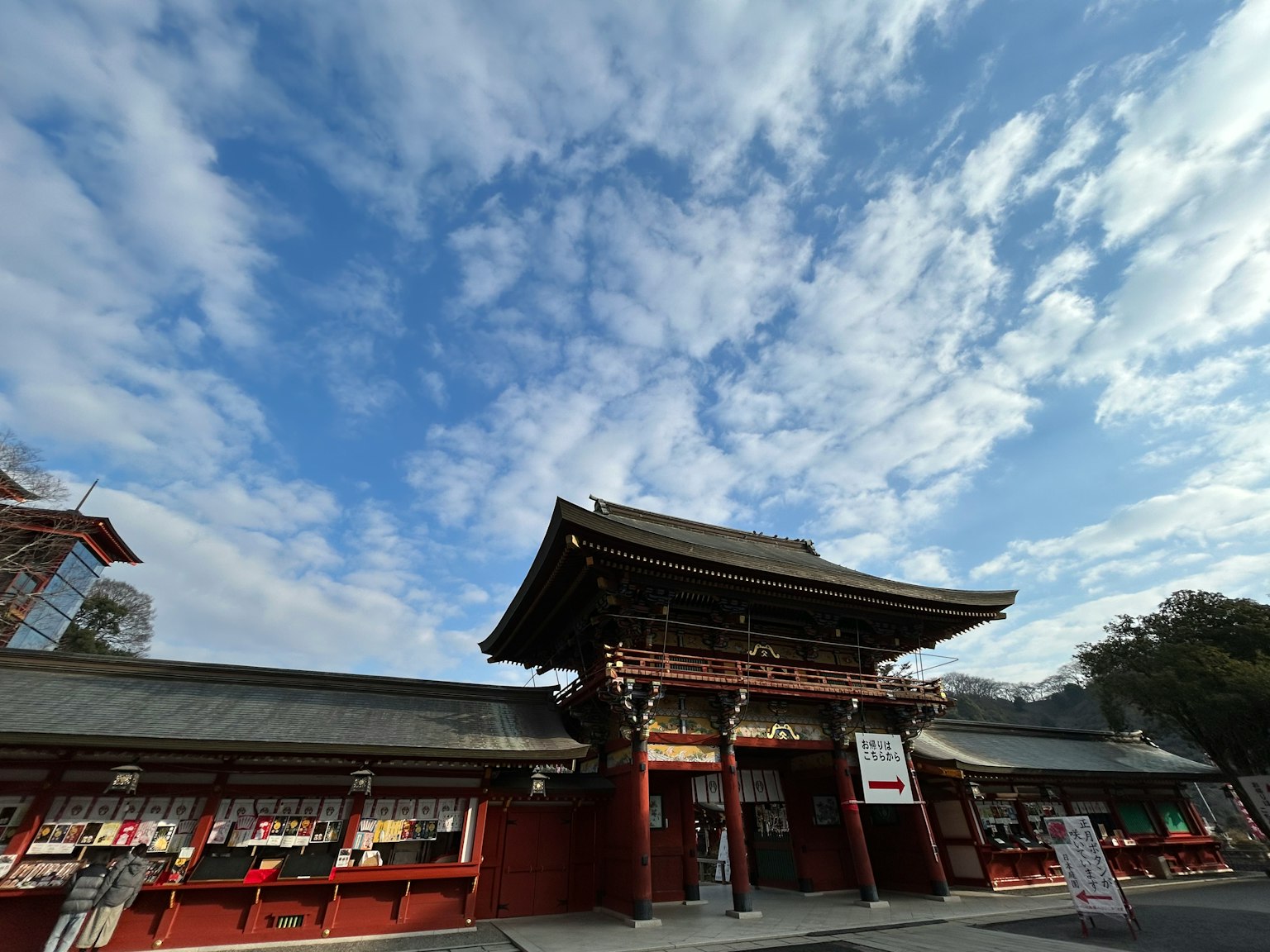 蓝天下的传统日本神社门和建筑