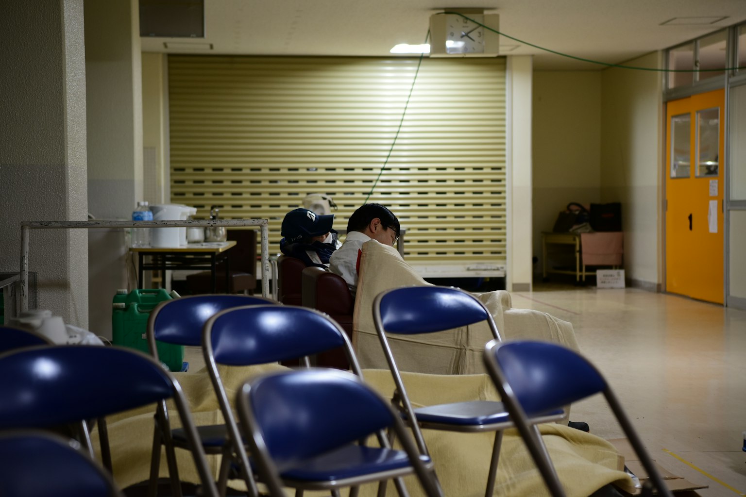 等待室内的空椅子和安静坐着的人们