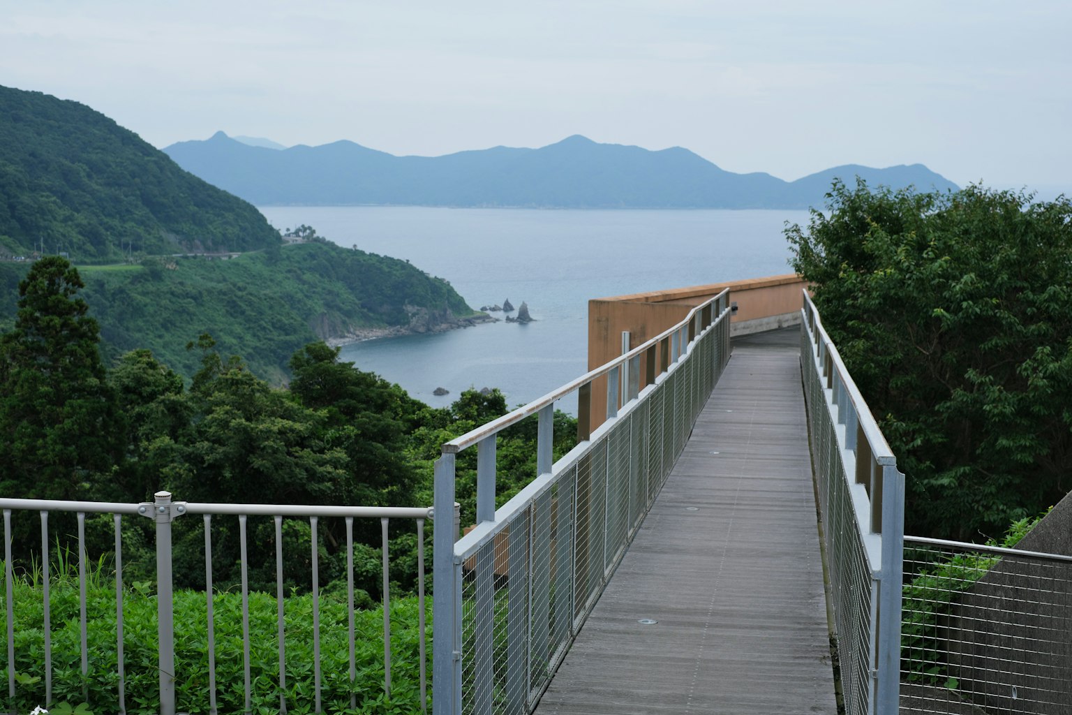 ทิวทัศน์ของทางเดินที่มองเห็นทะเลและภูเขา