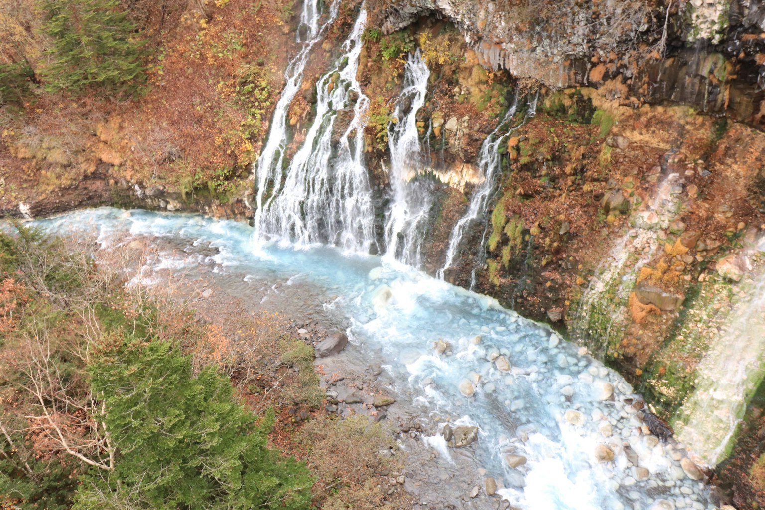 Schöner Wasserfall mit fließendem blauen Fluss