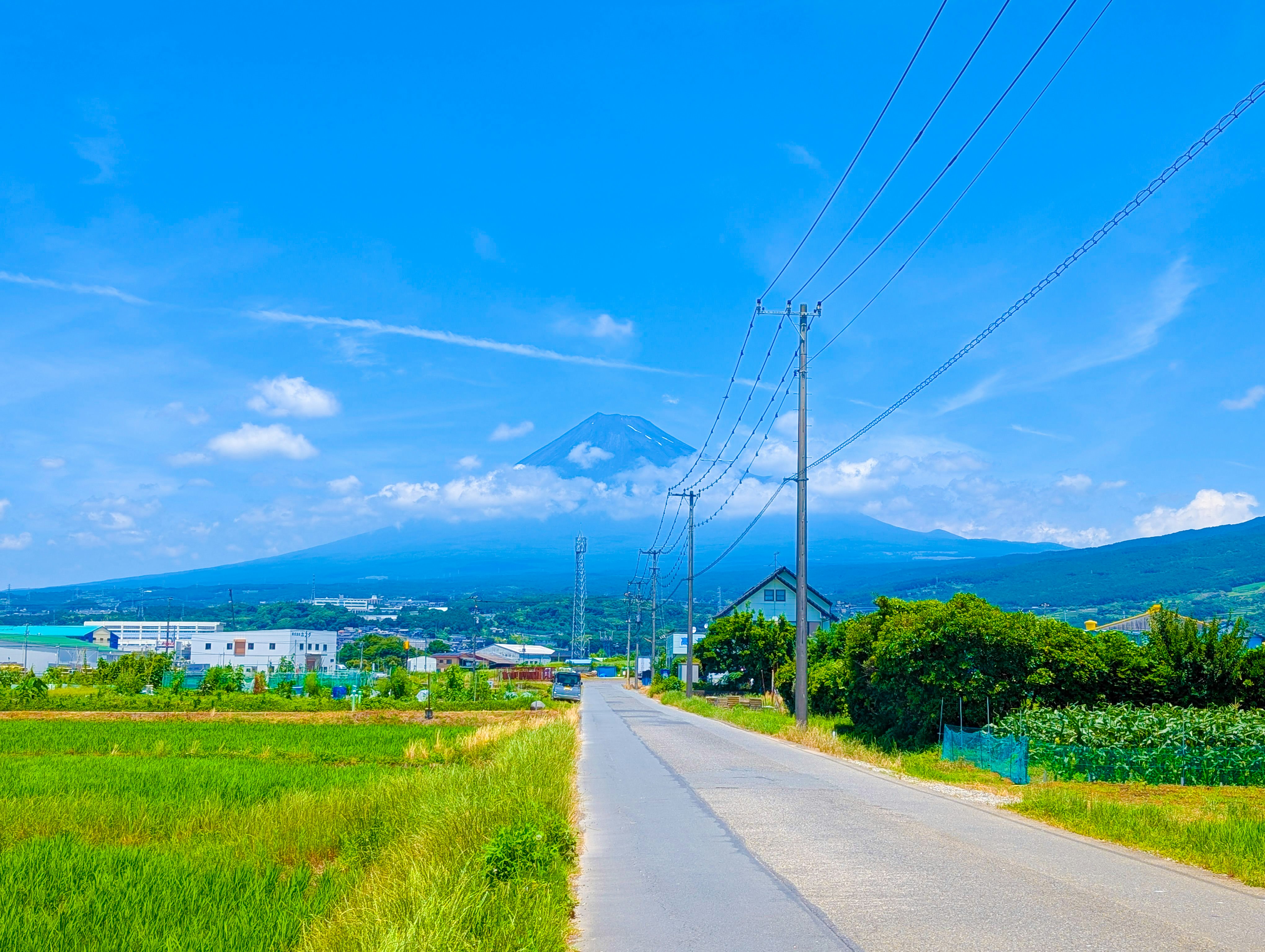 田園の道と夏の青空、富士山を望む風景