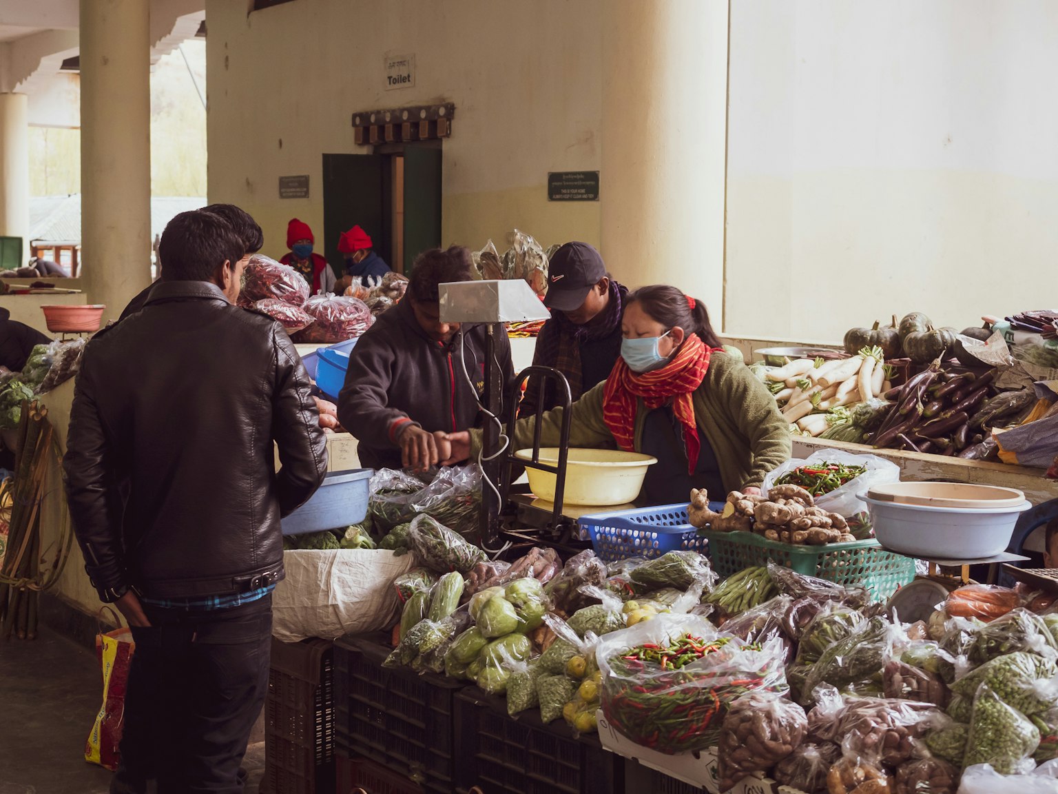 Menschen wählen Gemüse auf einem Markt verschiedene Gemüse ausgestellt
