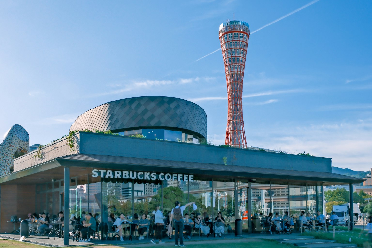スターバックスコーヒーの店舗とハーバータワーが見える風景