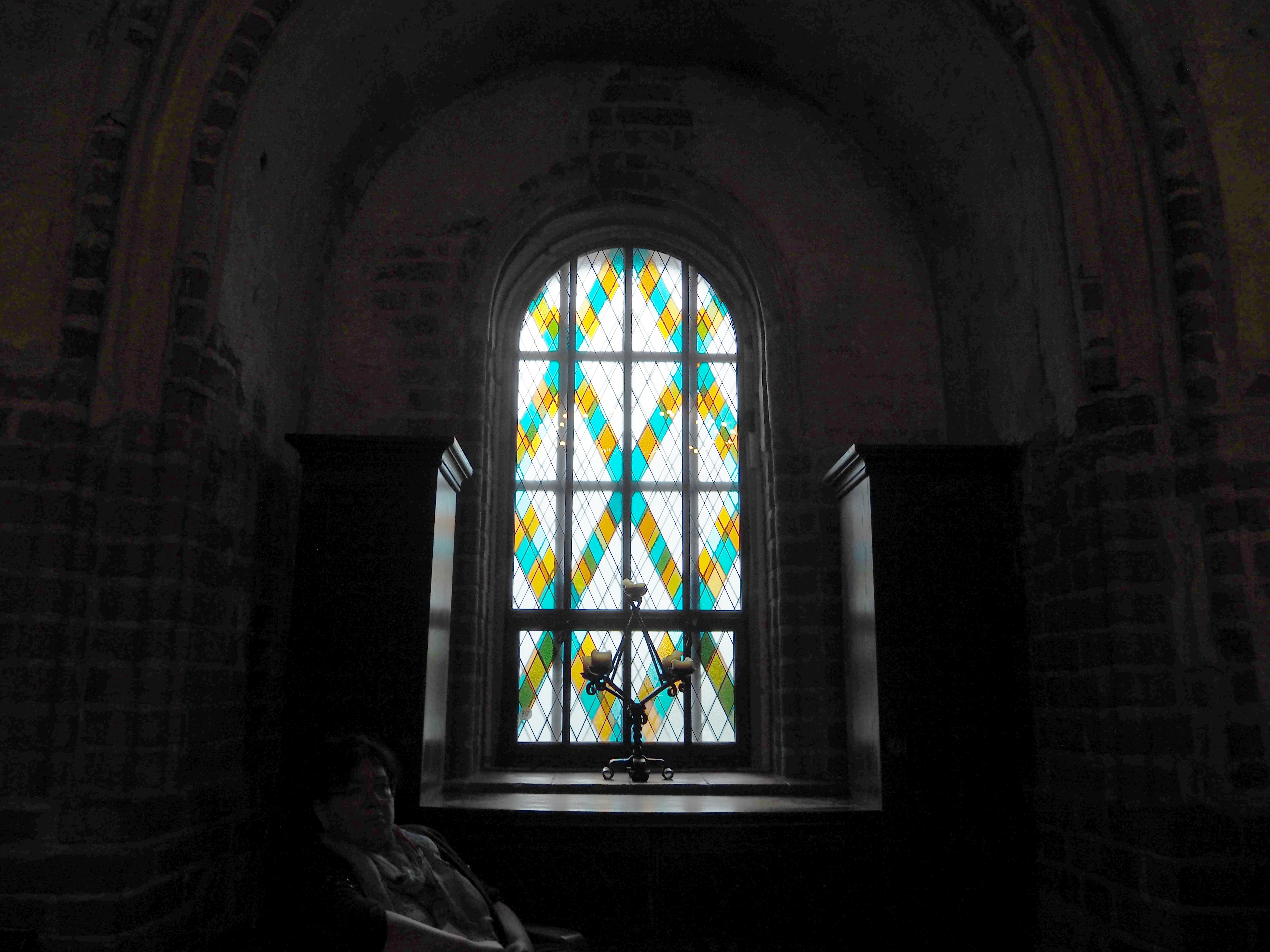 interior de iglesia con ventana de vitrales y zona del altar