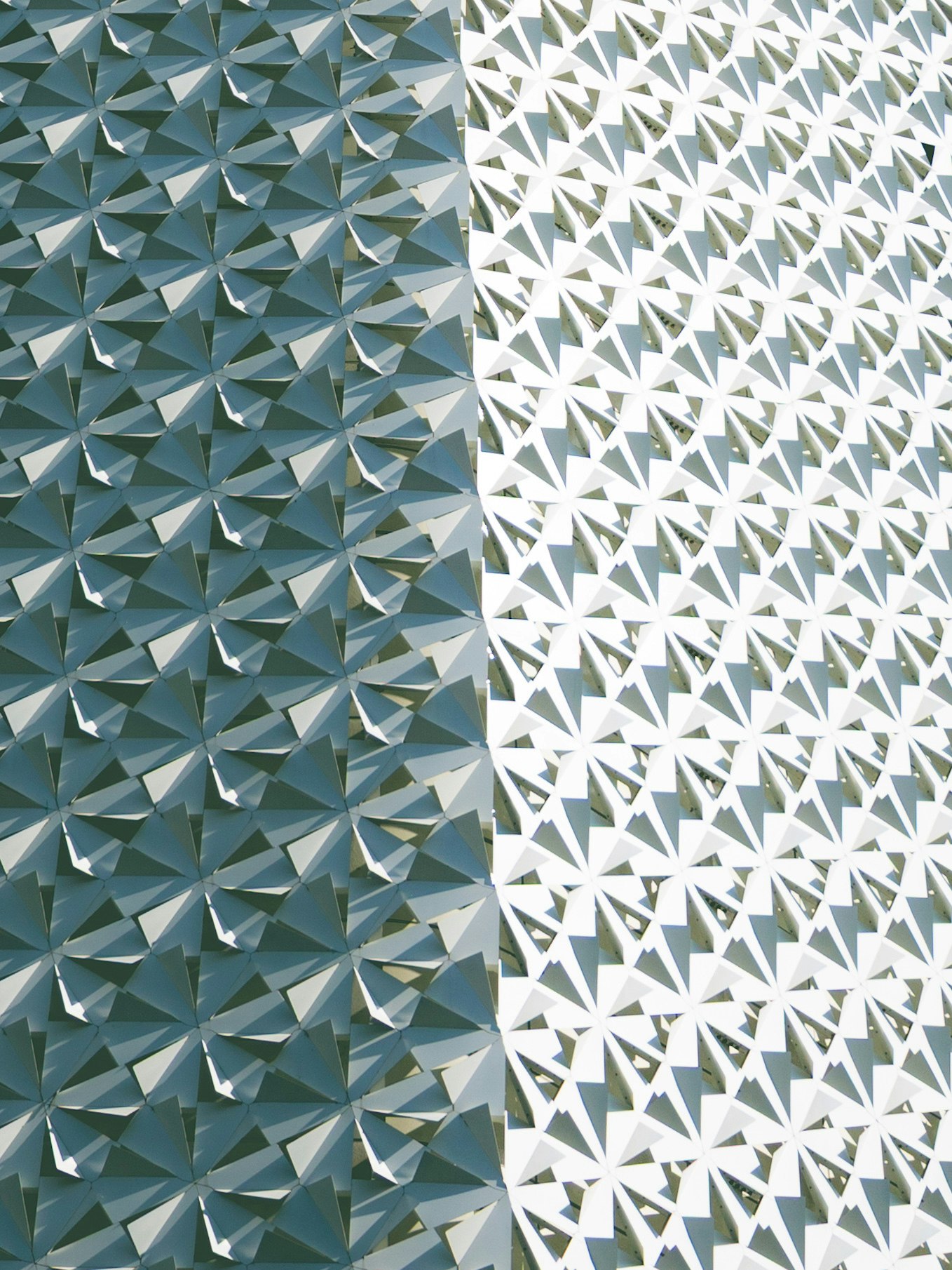 pared con patrón geométrico 3D en contraste azul y blanco