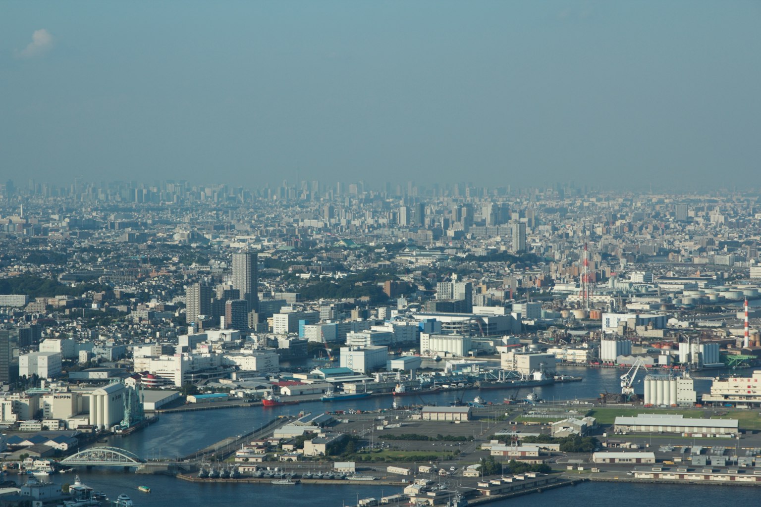 广阔的城市景观，河流和建筑清晰可见