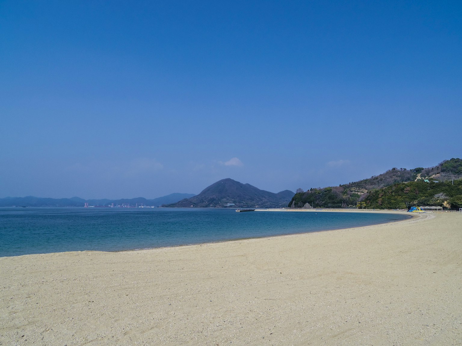 Malersiche Strandansicht mit blauem Himmel und ruhigem Meer