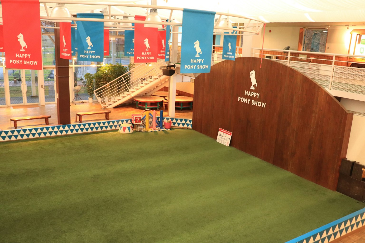 Espace sportif spacieux avec des bannières colorées