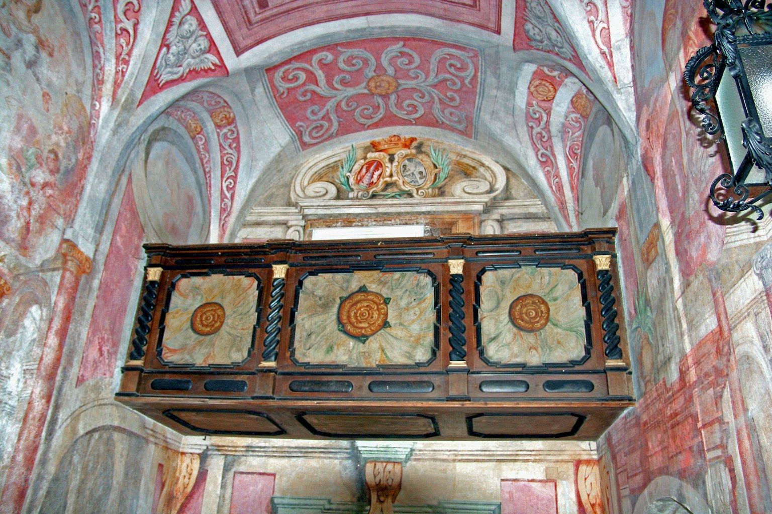 Interior gereja dengan dekorasi indah dan lukisan dinding berwarna-warni