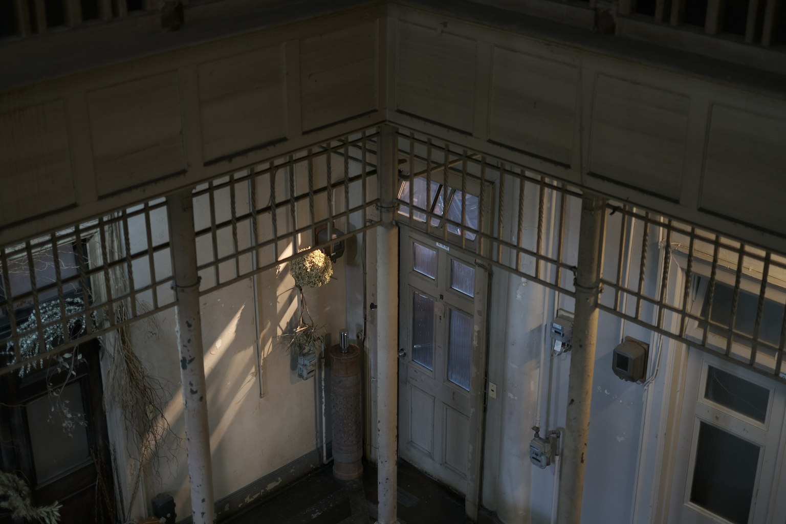 Angolo di un interno di un vecchio edificio con luce e ombra contrastanti