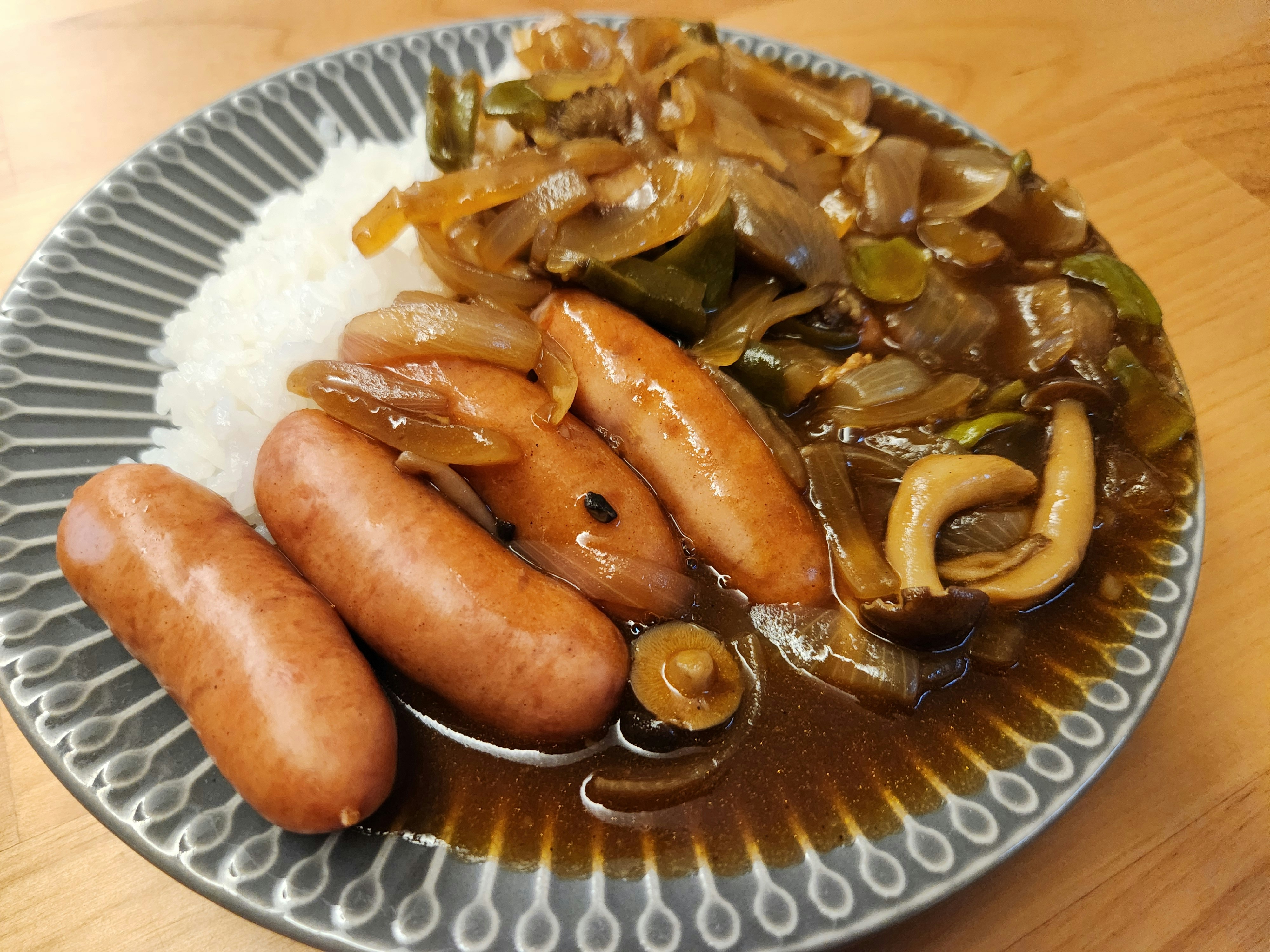 香肠配炖蔬菜的盘子