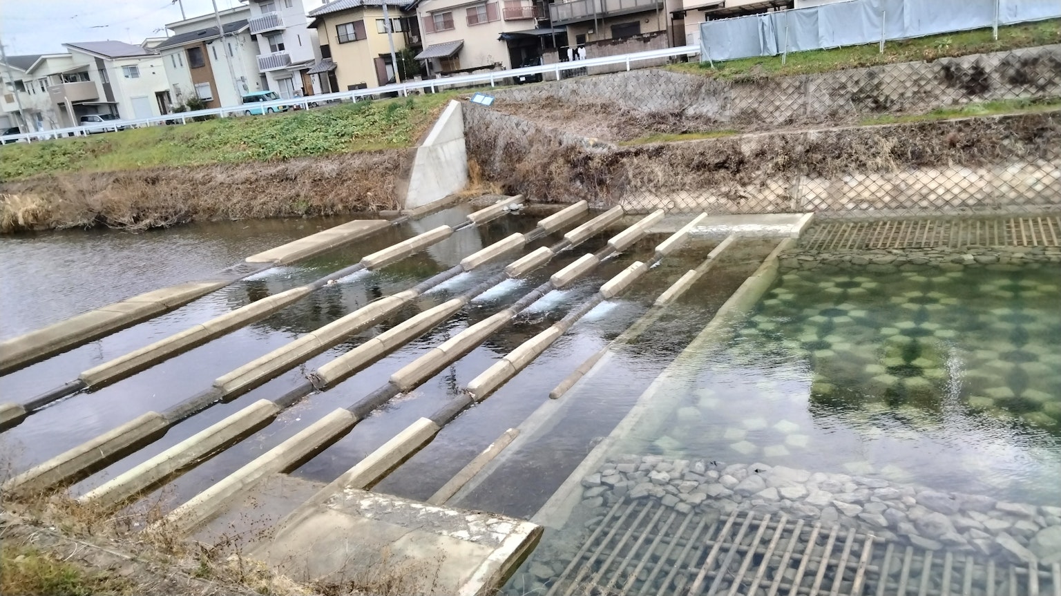 Structure pour réguler le flux d'eau avec des maisons à proximité