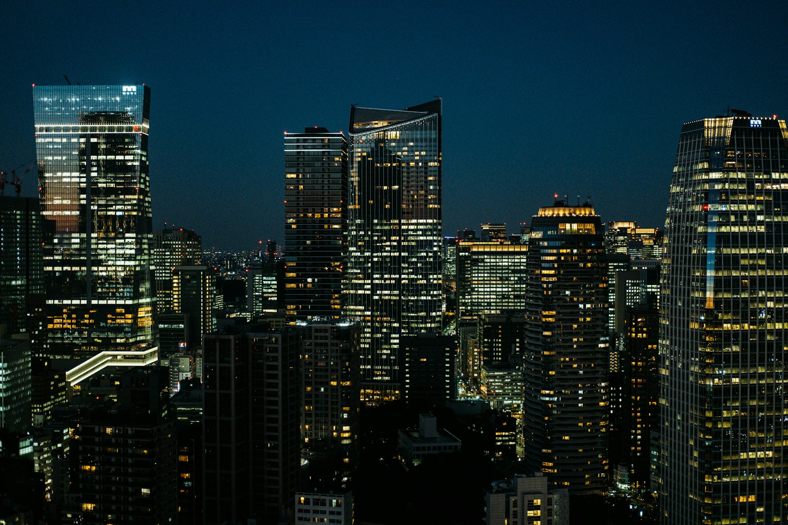 Tokio Skyline bei Nacht mit beleuchteten Wolkenkratzern