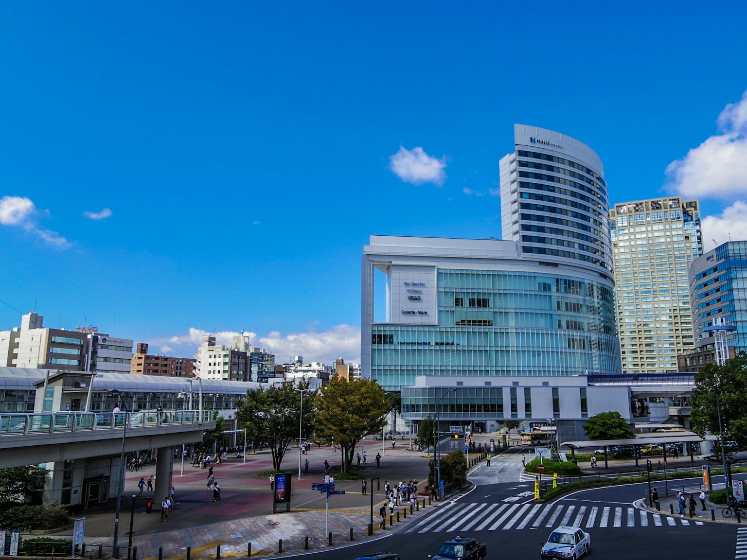 Edificios modernos e intersección bajo un cielo azul claro