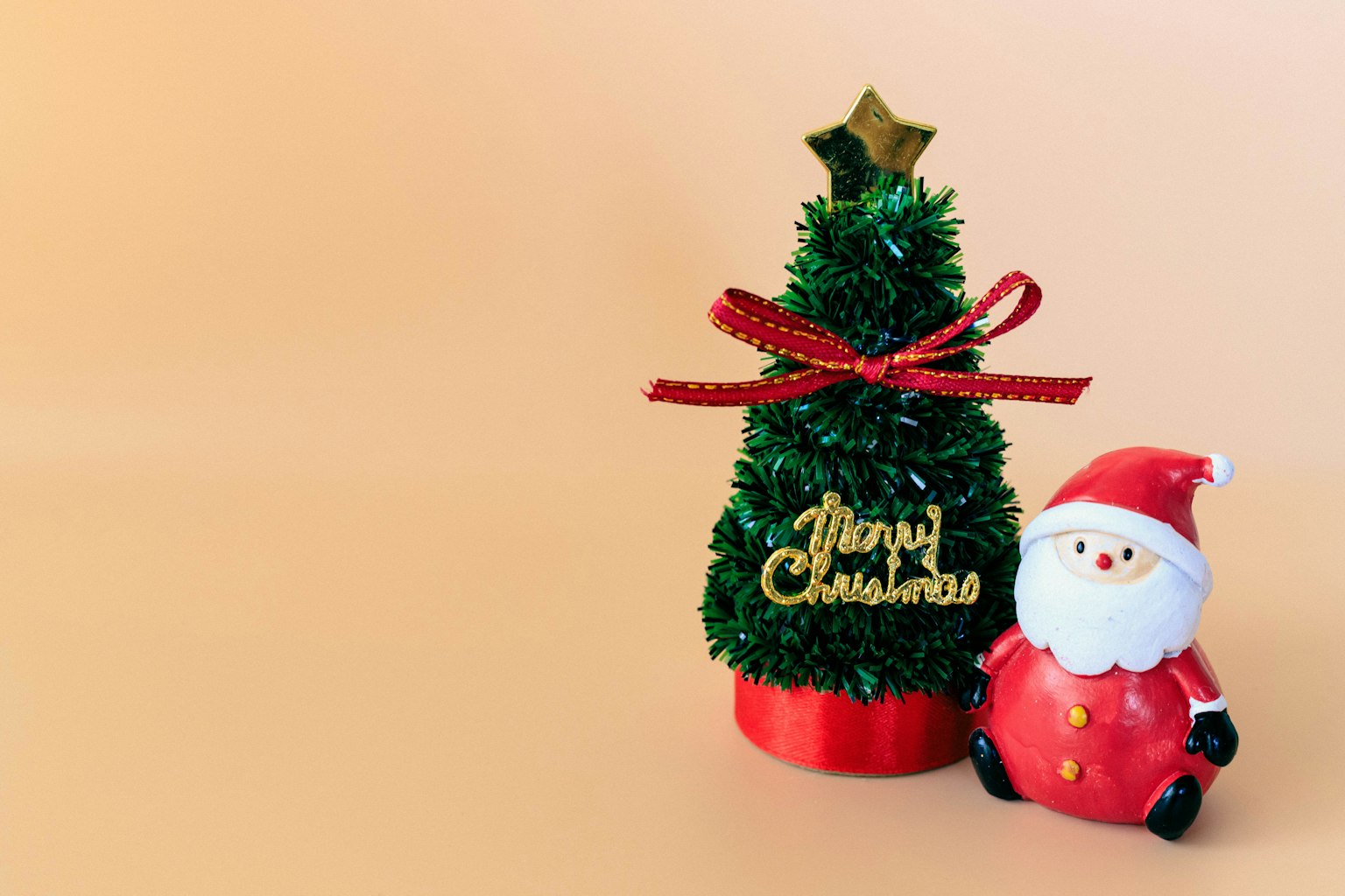 Cây thông Noel với ngôi sao và bức tượng ông già Noel trong bối cảnh lễ hội