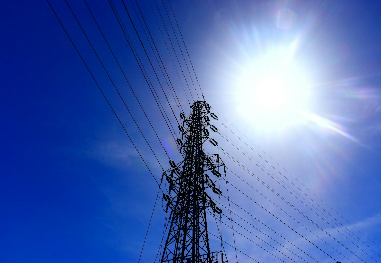 Torre elettrica contro un cielo blu luminoso